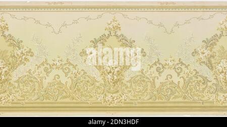 Frieze, Standard Wall-Paper Company, Standard Wall-Paper Company, Sandy Hill, New York, maschinenbedrucktes Papier, flüssige Glimmer, Serie von scrollenden Akanthus-Blattmedaillons gefüllt mit Rosensträußen und eingerahmt von einer Reihe von Gänseblümchen-ähnlichen Blumen. Ein Strauß Rosen zieht sich über den Boden, während ein Strauß von Akanthus-inspirierten Linien über den oberen verläuft. Gedruckt in Gold, Weiß, Creme und Braun- und Grüntönen., Sandy Hill, New York, USA, 1905–1915, Wallcoverings, Frieze Stockfoto