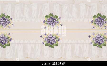 Frieze, maschinenbedrucktes Papier, Blumenstrauß aus violetten Blumen auf weißen Kaffeehardinen. Zwei über die Breite bedruckte Ränder., USA, 1905–1915, Wallcoverings, Frieze Stockfoto