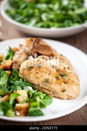 Köstlicher caesar Salat mit hausgemachten Croutons und Dressing. Stockfoto