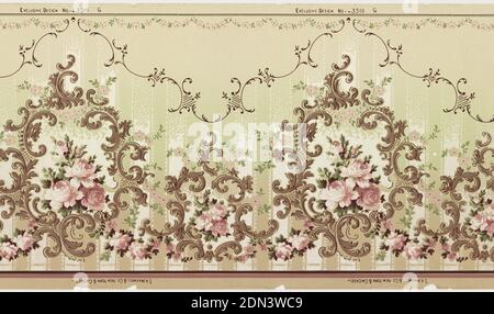 Frieze, Maxwell & Co., S.A., Chicago, Illinois, USA, maschinenbedrucktes Papier, flüssige Glimmer, Glimmerfries mit horizontal wiederholendem Rokoko-inspiriertem Muster. Abwechselnd große und kleine Medaillons aus Acanthus-Scrollwork und gefüllt mit Gruppen von rosa Rosenblüten. Am unteren Rand der Seite verläuft ein Strauß rosa Rosen, und oben verläuft ein scalloped Rand des C-Scroll-Lebenswerks. Ein Muster aus breiten, vertikalen Linien geht hinter die Medaillons vom unteren Seitenrand bis zum oberen Linienarbeitsrand. Das Muster ist maschinell in Braun, Rosa, Rot, Grün und Weiß auf einem Hintergrund gedruckt Stockfoto