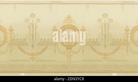 Frieze, Standard Wall-Paper Company, Standard Wall-Paper Company, Sandy Hill, New York, maschinenbedrucktes Papier, EIN sich wiederholendes Design geometrischer Medaillons, die durch juwelenartige Swags auf cremefarbenem Boden miteinander verbunden sind, mit einem blassgrauen Design von Blumen in vasenähnlicher Form vor einem Zaun, der das dunklere Design von Medaillons durchsetzt, Zwischen komplementären Grenzen. Gedruckt in creme, grau, braun und Bronze., Sandy Hill, New York, USA, 1905–1915, Wallcoverings, Frieze Stockfoto