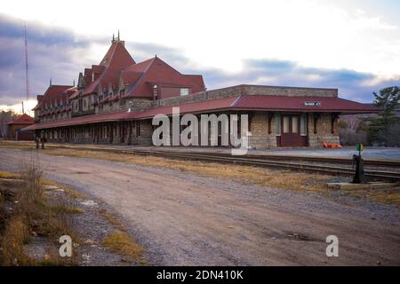 Der McAdam Bahnhof von der Gleisseite Stockfoto