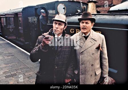 MORD PER DEKRET 1979 AVCO Embassy Film mit Christopher Plummer Als Sherlock Holmes auf der linken Seite und James Mason als DR Watson Stockfoto