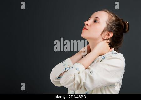 Müde junge Mädchen wickelte ihre Arme um ihren Hals Stockfoto