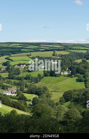 Blick auf Exford Village von Room Hill im Exmoor National Park in Somerset England, Großbritannien an einem hellen Sommertag Stockfoto
