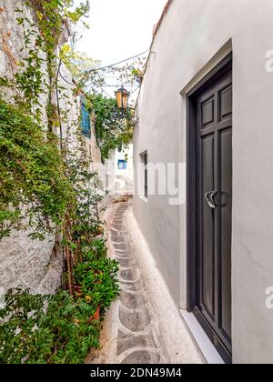 Der Schmale Pfad. In dieser engen Gasse, wenn Sie jemanden von der anderen Seite kommen, seien Sie höflich und flexibel. Anafiotika, Athen, Griechenland. Stockfoto