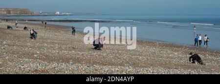 Menschen auf der Suche nach den berühmten Stücken von Seeglas auf Die Strände von Seaham in County Durham Stockfoto