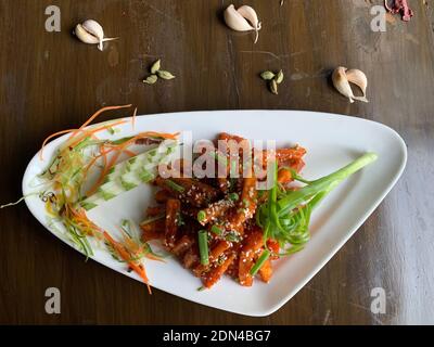 Honig Chilipartoffel garnieren mit Gewürzen Stockfoto