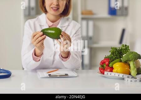 Frau Arzt Ernährungswissenschaftlerin spricht über die Vorteile von gesunden frischen vegan Diät zum Abnehmen online Stockfoto