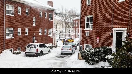 NORWALK, CT, USA-17. DEZEMBER 2020: Schneelaufwagen auf dem Apartmentkomplex an der Taylor Avenue nach Schneesturm Stockfoto