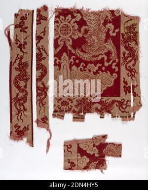 Fragmente, Medium: Seide, metallische Fadentechnik: Samt, Rot und Beige Samtfragmente mit Drachen, Fu-Hunden, Wolken und Blumen., 19. Jahrhundert, gewebte Textilien, Fragmente Stockfoto