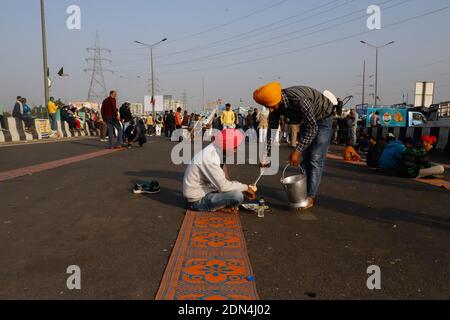 Neu Delhi, Neu Delhi, Indien. Dezember 2020. Bauern werden am 17. Dezember 2020 an einer blockierten Nationalstraße an der Grenze zu Gazipur bei Neu-Delhi während eines anhaltenden Protestes gesehen, der die Zurücksetzung von drei Gesetzesentgelten für Agrarreformen fordert.Mehr als 20 Demonstranten sind seit Beginn der Agitation im November-Ende gestorben, behaupten Bauerngruppen. Viele sind vermutlich gelitten haben wegen der steigenden Winterkälte und einer kalten Welle. Quelle: Vijay Pandey/ZUMA Wire/Alamy Live News Stockfoto