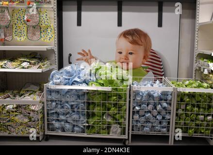 Mumbai, Indien. Dezember 2020. Ein Baby, das während der Markteinführung neben den ausgestellten Produkten im Laden zu sehen war.IKEA, ein schwedisches multinationales Geschäft, das Wohndekor-Produkte verkauft, hat seinen zweiten Laden in Indien eröffnet. Der Laden befindet sich in Turbhe (einem Vorort von Navi Mumbai). Kredit: SOPA Images Limited/Alamy Live Nachrichten Stockfoto