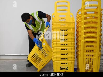 Mumbai, Indien. Dezember 2020. Ein Mitarbeiter sah, wie er während der Markteinführung einen Trolley reinigte.IKEA, ein schwedisches multinationales Geschäft, das Heimdekor-Produkte verkauft, startete seinen zweiten Laden in Indien. Der Laden befindet sich in Turbhe (einem Vorort von Navi Mumbai). Kredit: SOPA Images Limited/Alamy Live Nachrichten Stockfoto