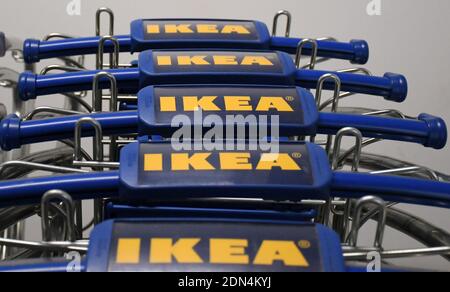 Mumbai, Indien. Dezember 2020. Trolleys mit IKEA-Logo Reihen sich während der LaunchIKEA, ein schwedisches multinationales Geschäft, das Heimdekor-Produkte verkauft, hat sein zweites Geschäft in Indien eröffnet. Der Laden befindet sich in Turbhe (einem Vorort von Navi Mumbai). Kredit: SOPA Images Limited/Alamy Live Nachrichten Stockfoto