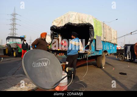 Neu Delhi, Neu Delhi, Indien. Dezember 2020. Bauern sitzen am 17. Dezember 2020 auf einer blockierten Nationalstraße an der Grenze zu Gazipur bei Neu-Delhi, während eines andauernden Protestes, der die Zurücksetzung von drei Regierungsgesetzen für Agrarreformen fordert.Mehr als 20 Demonstranten sind seit Beginn der Agitation im November-Ende gestorben, behaupten Bauerngruppen. Viele sind vermutlich gelitten haben wegen der steigenden Winterkälte und einer kalten Welle. Quelle: Vijay Pandey/ZUMA Wire/Alamy Live News Stockfoto