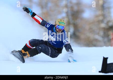 Carezza, Italien. Dezember 2020. FIS Snowboard Weltcup - Covid-19 Ausbruch Parallel Slalom-Event am 17/12/2020 in Carezza, Italien. In Aktion Aron Juritz (AUT) (Foto: Pierre Teyssot/ESPA-Images) Kredit: Europäische Sport-Fotoagentur/Alamy Live News Stockfoto