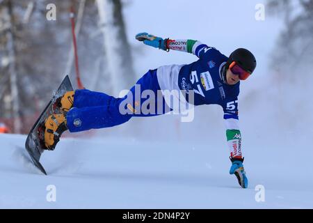 Carezza, Italien. Dezember 2020. FIS Snowboard Weltcup - Covid-19 Ausbruch Parallel Slalom-Event am 17/12/2020 in Carezza, Italien. In Aktion Gabriel messner (ITA) springt (Foto: Pierre Teyssot/ESPA-Images) Kredit: Europäische Sport-Fotoagentur/Alamy Live News Stockfoto