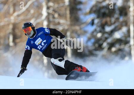 Carezza, Italien. Dezember 2020. FIS Snowboard Weltcup - Covid-19 Ausbruch Parallel Slalom-Event am 17/12/2020 in Carezza, Italien. In Aktion Aleksandar Kacarski (MKD) (Foto: Pierre Teyssot/ESPA-Images) Kredit: Europäische Sport Fotoagentur/Alamy Live Nachrichten Stockfoto
