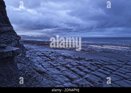 Infrarotbild, aufgenommen bei Ebbe des felsigen Vorgebirges der Jurassic unter den Klippen am Kilve Beach, Somerset, England, Großbritannien Stockfoto