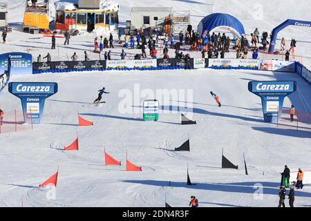 Carezza, Italien. Dezember 2020. FIS Snowboard Weltcup - Covid-19 Ausbruch Parallel Slalom-Event am 17/12/2020 in Carezza, Italien. In Aktion Nevin Galmarini (SUI) links (Foto von Pierre Teyssot/ESPA-Images) Kredit: Europäische Sport Fotoagentur/Alamy Live Nachrichten Stockfoto