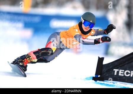 Carezza, Italien. Dezember 2020. FIS Snowboard Weltcup - Covid-19 Ausbruch Parallel Slalom Finale am 17/12/2020 in Carezza, Italien. In Aktion Carolin Langenhorst (GER) (Foto: Pierre Teyssot/ESPA-Images) Quelle: European Sports Photo Agency/Alamy Live News Stockfoto