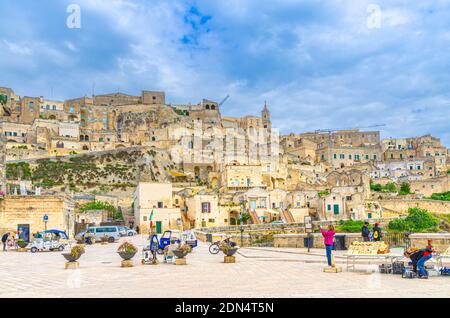 Matera, Italien - 6. Mai 2018: Matera Altstadt Sasso Caveoso mit Steinhäusern und Häusern in Felsen, Basilicata Stockfoto