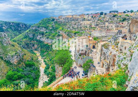 Matera, Italien - 6. Mai 2018: Matera Stadt mit Schlucht und Sassi Caveoso alten historischen Zentrum mit Steinhäusern und Gebäuden in Felsen, UNESCO Welt her Stockfoto