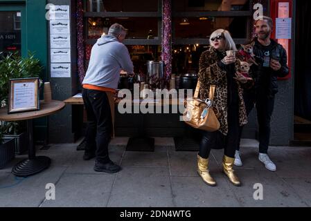 London, Großbritannien. 17 Dezember 2020. Ein Mitarbeiter (L) betreut die Kunden im beliebten Restaurant Balans in Soho, da die Hauptstadt Tier 3, Very High Alert Level, Einschränkungen erfährt, während die Coronavirus-Pandemie andauert. Unter Stufe 3 dürfen Speisen nur zum Mitnehmen serviert werden. Kredit: Stephen Chung / Alamy Live Nachrichten Stockfoto