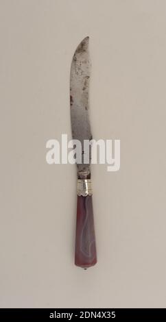 Messer, Achat, Silber, Stahl, Säbelklinge mit gebogener Oberkante. Einfarbiger Polster, silbergravierte Ferrule mit scalloped Rand. Abfackeln, facettierter Achatgriff, oben silberne konische Fassung, Niederlande, ca. 1700–20, Besteck, Dekorative Künste, Messer Stockfoto