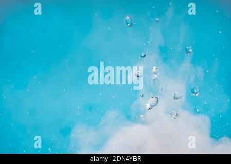 Wassertropfen. Chemische Reaktion mit kochend wirbelnden Wasserspritzern, sprungenden Tropfen mit einer großen Freisetzung von Wärme und Gasdampf. Wasserspritzer sind phy Stockfoto