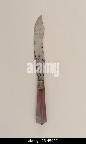 Messer, Achat, Silber, Stahl, Säbelklinge mit gebogener Oberkante. Einfarbiger Polster, silbergravierte Ferrule mit scalloped Rand. Abfackeln, facettierter Achatgriff, oben silberne konische Fassung, evtl. Schottland, ca. 1720, Besteck, Dekorative Künste, Messer Stockfoto