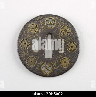 Tsuba, durchbohrtes Eisen, eingravierte Messingeinlage, das Eisen Tsuba ist rund, mit Sukashi (durchbrochen), und hat Hon zogan (echte Einlage) Dekoration von shinchu hira (flaches Messing) zeigt mon-jirushi ni mogosa (verschiedene Kämme mit Wasserwespe). Diese Bizen Yoshiro Stil der Inlay steht nicht über der Oberfläche des Eisens, und war eine Spezialität der Fushimi Yoshiro, Takahashi Schule., in der Mitte ist die nakago-ana, eine Öffnung, durch die das Schwert geht. Links ist sashi Ura, die Seite, die zur Klinge zeigt. Seine Öffnung nimmt die hangetsu-kei (Halbmond) Form und hat shinchu fukurin Stockfoto