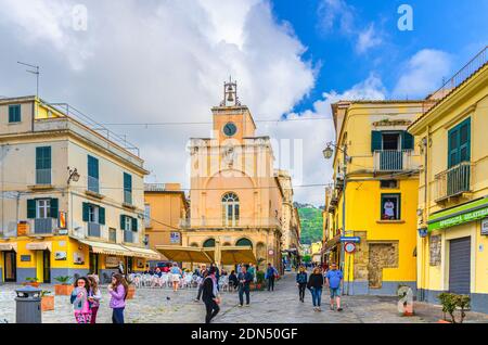 Tropea, Italien - 8. Mai 2018: Typisch italienische schmale Straße von Tropea Altstadt mit alten Gebäuden, Menschen Touristen zu Fuß in Centro Stockfoto