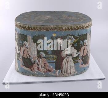 Bandbox, Block-bedrucktes Papier auf Pasteboard-Unterstützung, Blue Field. Auf Box, Mann und Frau in Kostüm von etwa 1835, konfrontiert mit zwei Männern in Hindu-Kostüm; braun, rosa und weiß. Abdeckung in der gleichen Farbe, hat zwei Gebäude mit Rahmen von Gänseblümchen., USA, ca. 1845, Wandbeläge, Bandbox Stockfoto