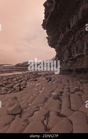 Infrarotbild, aufgenommen bei Ebbe des felsigen Vorgebirges der Jurassic unter den Klippen am Kilve Beach, Somerset, England, Großbritannien Stockfoto