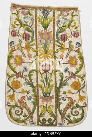 Gewand, Medium: Seide und Metallfaden auf Leinen; gefüttert mit Leinentechnik: Gestickte Stickerei auf Leinwandbindung, a) vorne und b) hinten aus Chasuble. Zentrale vertikale Platte in jedem geraden Stiel mit Blüten, Laub und Bändern. Seitenwände aus Serpentinzweig mit großen Lockenblättern, Blüten und Sitzvögeln. Glänzende Polychromseide und goldener Metallfaden, alles in gestrickter Ausführung. Hintergrund von Seide gelegt Arbeit., Italien, Ende des 17. Jahrhunderts, Kostüm & Accessoires, Gewand Stockfoto