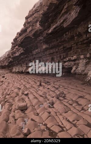 Infrarotbild, aufgenommen bei Ebbe des felsigen Vorgebirges der Jurassic unter den Klippen am Kilve Beach, Somerset, England, Großbritannien Stockfoto