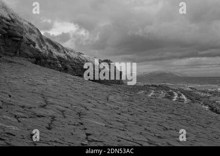 Infrarotbild, aufgenommen bei Ebbe des felsigen Vorgebirges der Jurassic unter den Klippen am Kilve Beach, Somerset, England, Großbritannien Stockfoto