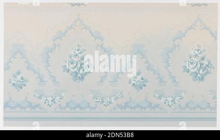 Frieze, Standard Wall-Paper Company, Standard Wall-Paper Company, Sandy Hill, New York, maschinenbedrucktes Papier, Rosensträuße in Medaillons gesetzt, groß und klein abwechselnd. Ursprünglich Teil eines passenden Satzes von Seitenwand-, Friese- und Deckenpapieren. Der Hintergrund wird von einem dunkleren Blau unten bis zu einem helleren Blau oben schattiert. Gedruckt in Blau- und Weißtönen auf blauem Grund, mit weißem Glimmer., USA, 1890–1910, Wandverkleidungen, Frieze Stockfoto