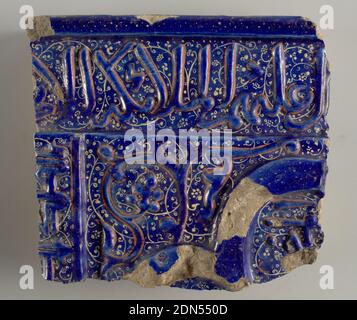 Mihrab-Fliese (Teil einer Gebetsnische), kiesig-glasierte Steingut, quadratisches Fragment. Blau, mit drei Ebenen des erhöhten Ornaments, bestehend aus Kufic und Neskhi Zeichen und einem gerollten Stamm mit Frucht, umrandet mit hellrötlich braun. Bemalte über-all-Muster von zarten Rollen in rosa weiß., Iran, 13. Jahrhundert, Fliesen, Dekorative Künste, Fliesen, Fliesen Stockfoto