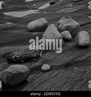 Infrarotbild, aufgenommen bei Ebbe des felsigen Vorgebirges der Jurassic unter den Klippen am Kilve Beach, Somerset, England, Großbritannien Stockfoto