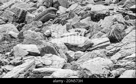 Abstrakt strukturiertes Gewirr aus grauen Steinen. Stockfoto