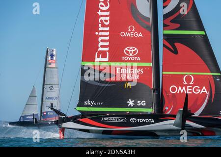 Emirates Team Neuseeland jagt American Magic im vierten Rennen der Regatta. PRADA America's Cup World Series Auckland Race Tag 1. 17/12/2020 Stockfoto