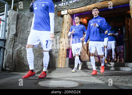 Aue, Deutschland. 17th Dec, 2020. KSC players come to the Erzgebirgsstadion Aue to warm up before the game: Marco Thiede (KSC), Benjamin Goller (KSC). GES/Football/2. Bundesliga: FC Erzgebirge Aue - Karlsruher Sport-Club, December 17, 2020 Football/Soccer: 2nd League: Erzgebirge Aue vs Karlsruher Sport-Club, Aue December 17, 2020 | usage worldwide Credit: dpa/Alamy Live News Stock Photo