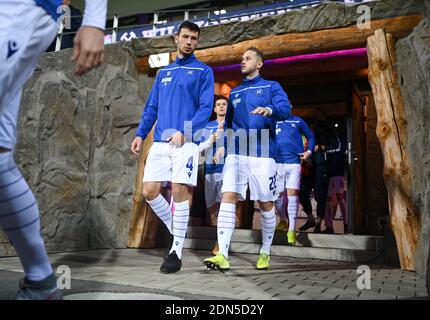 Aue, Deutschland. Dezember 2020. KSC-Spieler kommen vor dem Spiel ins Erzgebirgsstadion Aue, um sich aufzuwärmen: Lukas Froede (KSC), Marco Thiede (KSC). GES/Fußball/2. Bundesliga: FC Erzgebirge Aue - Karlsruher Sport-Club, 17. Dezember 2020 Fußball: 2. Liga: Erzgebirge Aue vs Karlsruher Sport-Club, Aue 17. Dezember 2020 zur weltweiten Nutzung Credit: dpa/Alamy Live News Stockfoto