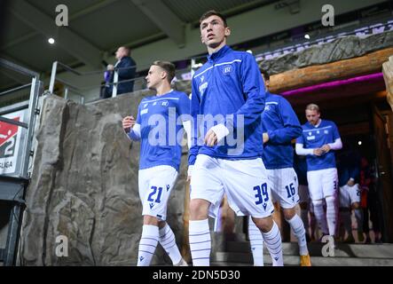 Aue, Deutschland. 17th Dec, 2020. KSC players come to the Erzgebirgsstadion Aue to warm up before the game: Marco Thiede (KSC), Benjamin Goller (KSC). GES/Football/2. Bundesliga: FC Erzgebirge Aue - Karlsruher Sport-Club, December 17, 2020 Football/Soccer: 2nd League: Erzgebirge Aue vs Karlsruher Sport-Club, Aue December 17, 2020 | usage worldwide Credit: dpa/Alamy Live News Stock Photo