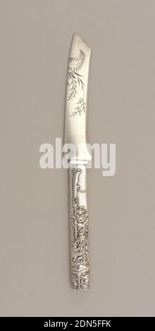 Messer, Silber, Messer in Form eines japanischen Schwertes; Griff mit gesprenkelter Oberfläche, eine Seite mit Szene eines Gelehrten (?) Und Schutzfigur hält ein großes Schwert; andere Seite zeigt Enten. Flache, gebogene Klinge mit stilisierter Blattverzierung., ca. 1880, Besteck, Dekorative Künste, Messer Stockfoto