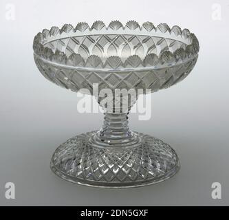 Schale und Ständer, Glas, große flache runde Schale mit Wellenschliff, Rand mit Ventilatoren geschnitten, Seiten mit wellenförmigem Erdbeerdiamantmuster; Basis mit tailliertem Stiel mit prismatischen Ringen; ein Band aus Erdbeerdiamanten oben und ein breiter gewölbter Ausbreitungsfuß mit Erdbeerdiamanten., Irland, ca. 1825–30, Glaswaren, Dekorative Künste, Schüssel und Ständer Stockfoto