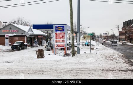 NORWALK, CT, USA-DECEMBER 17, 2020: Sunoco gas station on  Post road and Ferris Ave. corner in Norwalk after snow storm. Stock Photo